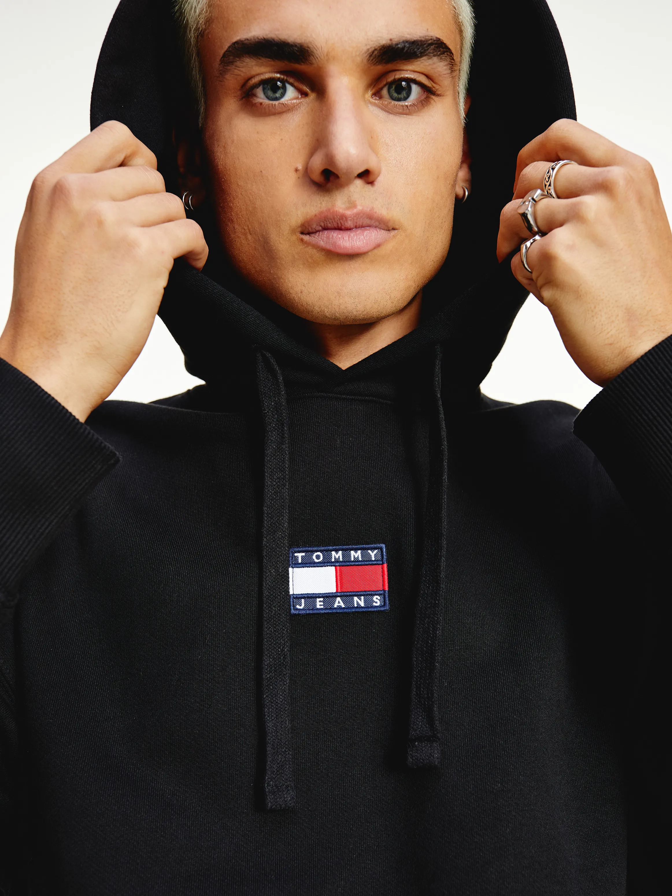 Tommy Badge Organic Cotton Hoodie |  Sweatshirts & Hoodies |  Tommy Hilfiger