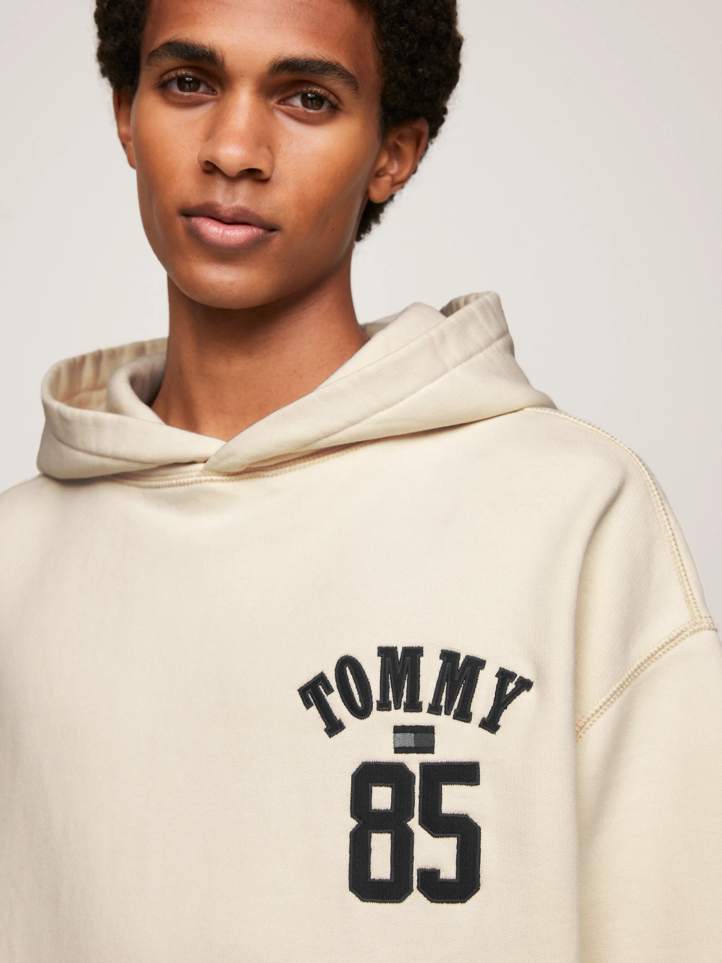 Tommy Remastered Dual Gender 1985 Collection Hoodie | Sweatshirts & Hoodies | Tommy Jeans